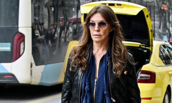Βάνα Μπάρμπα: Στυλάτη casual εμφάνιση στην καρδιά της Αθήνας με τζιν και δερμάτινο σακάκι