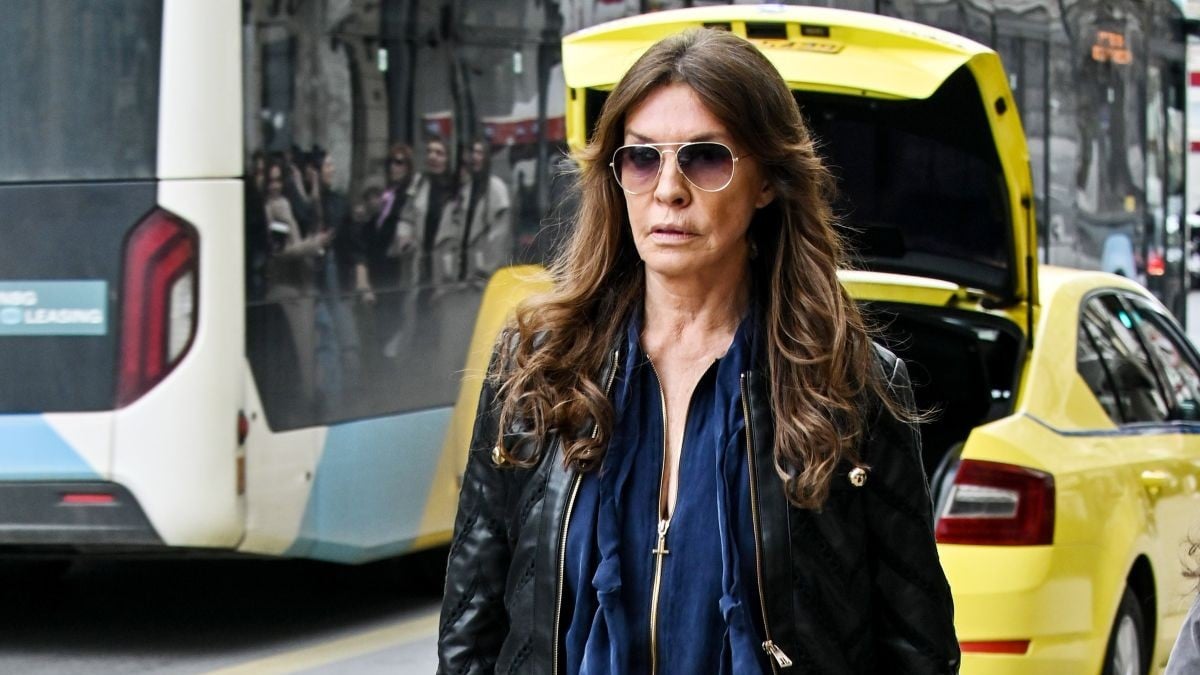 Βάνα Μπάρμπα: Στυλάτη casual εμφάνιση στην καρδιά της Αθήνας με τζιν και δερμάτινο σακάκι