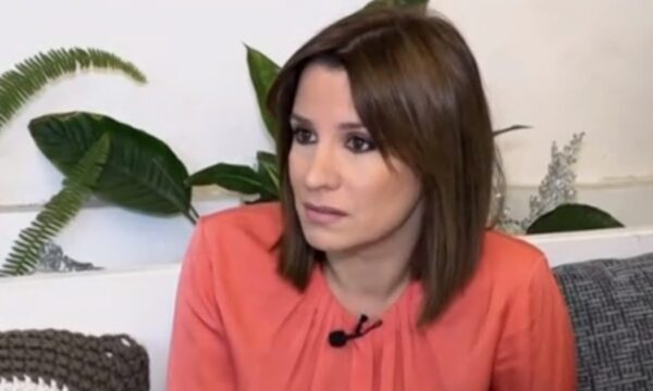 Νίκη Λυμπεράκη: Η σπάνια αναφορά στον γιο της – «Εύχομαι να μην τον καταπιέζει η ανάγκη μου για στοργή και αγκαλιά»