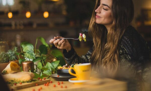 Solo dining: Πώς η ανερχόμενη τάση δημιουργεί ανησυχία σε ορισμένα εστιατόρια
