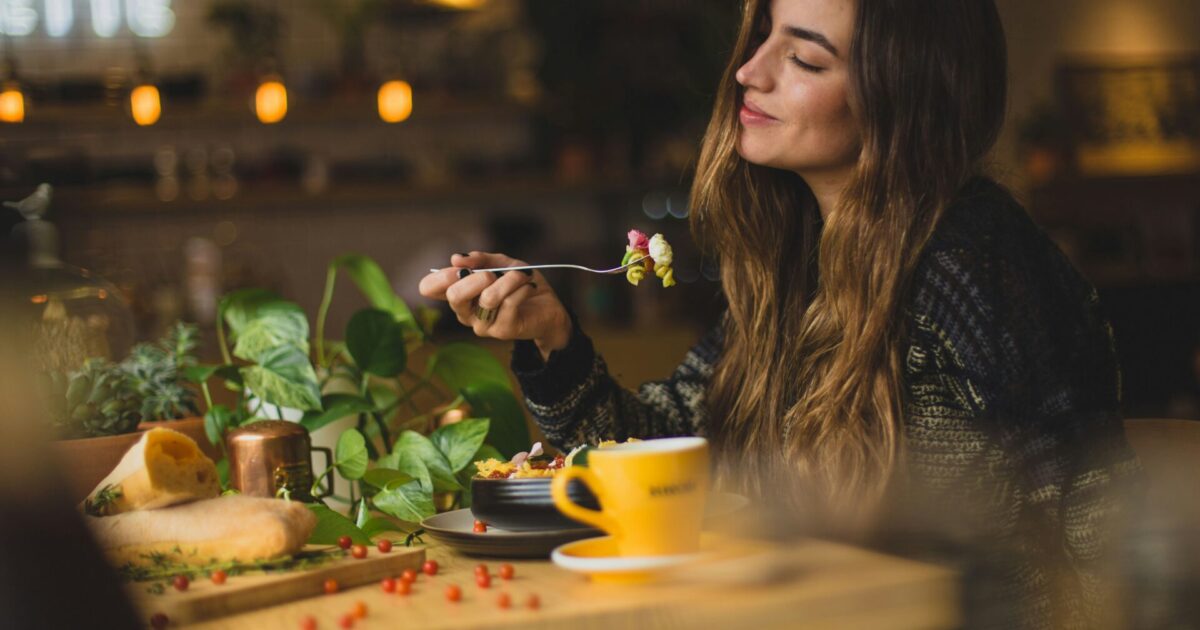 Solo dining: Πώς η ανερχόμενη τάση δημιουργεί ανησυχία σε ορισμένα εστιατόρια