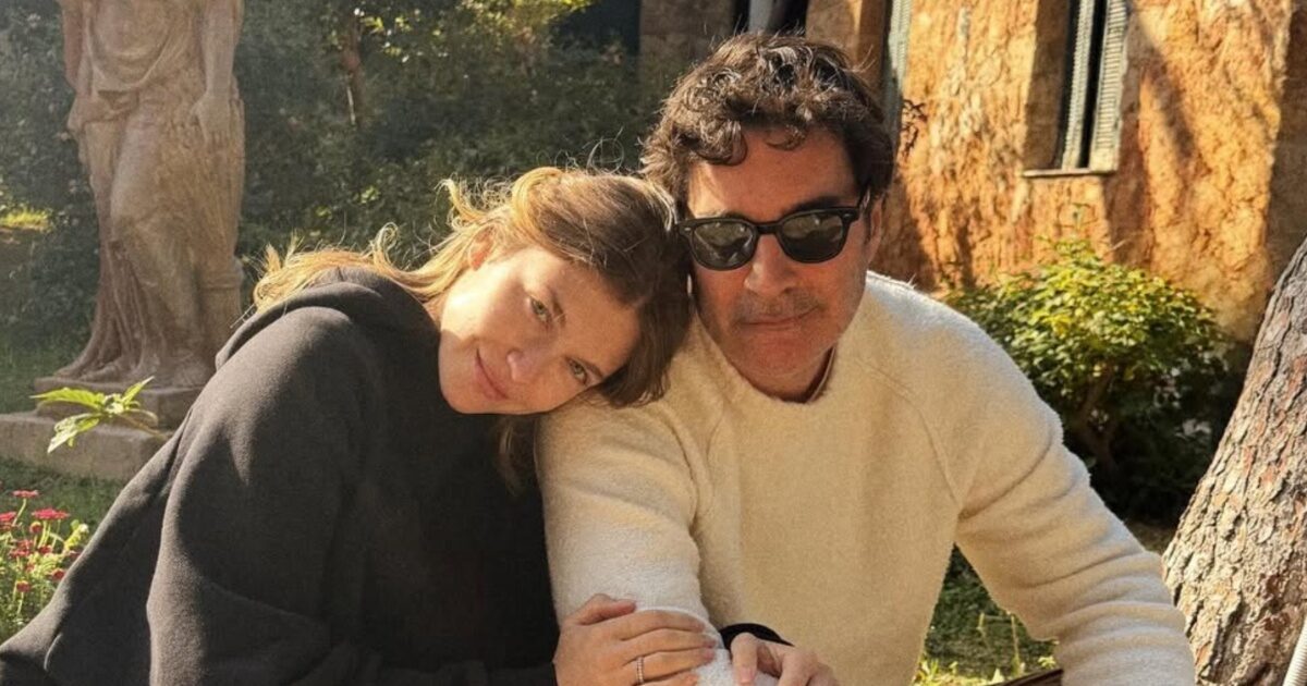 Κλέλια Ανδριολάτου: Η εικόνα από το πλοίο με τον Χριστόφορο Παπακαλιάτη στα γυρίσματα του Maestro