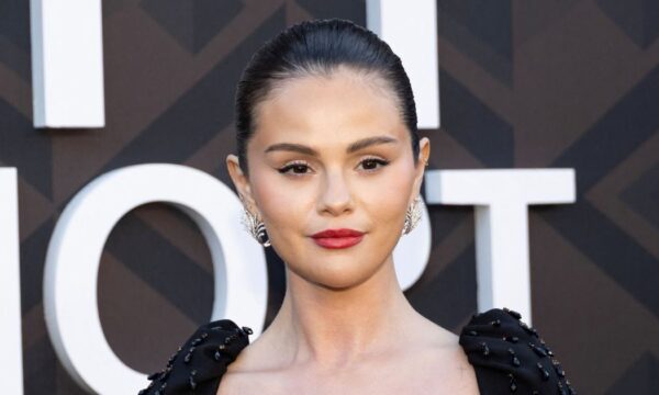 Selena Gomez: Κομψή απλότητα με λαμπερό κόκκινο κραγιόν και τέλειο sleek χτένισμα