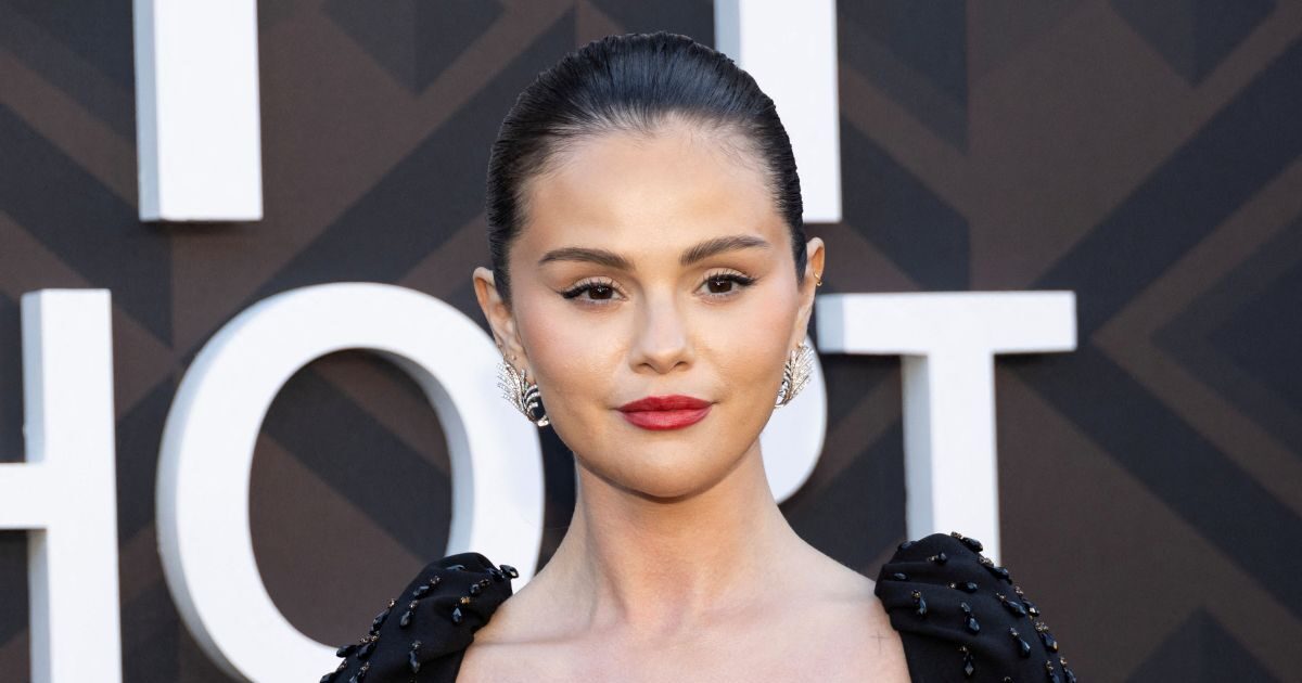Selena Gomez: Κομψή απλότητα με λαμπερό κόκκινο κραγιόν και τέλειο sleek χτένισμα