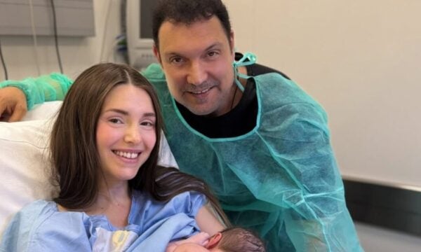 Ιωάννα Σιαμπάνη: Εικόνες από το μαιευτήριο – Γιατί άργησε να ανακοινώσει τη γέννηση του γιου της