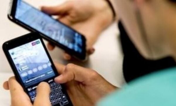 Τα social media αποτελούν το «νέο κάπνισμα» για τα παιδιά: Σοβαρή προειδοποίηση από Βρετανούς ιατρούς
