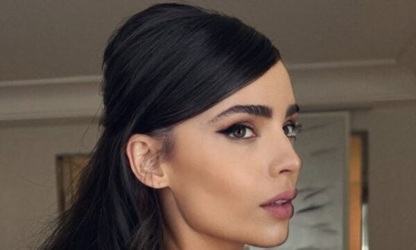 Το Brigitte half-up: Το στυλ της Sofia Carson αναβιώνει τη γοητεία των ’60s