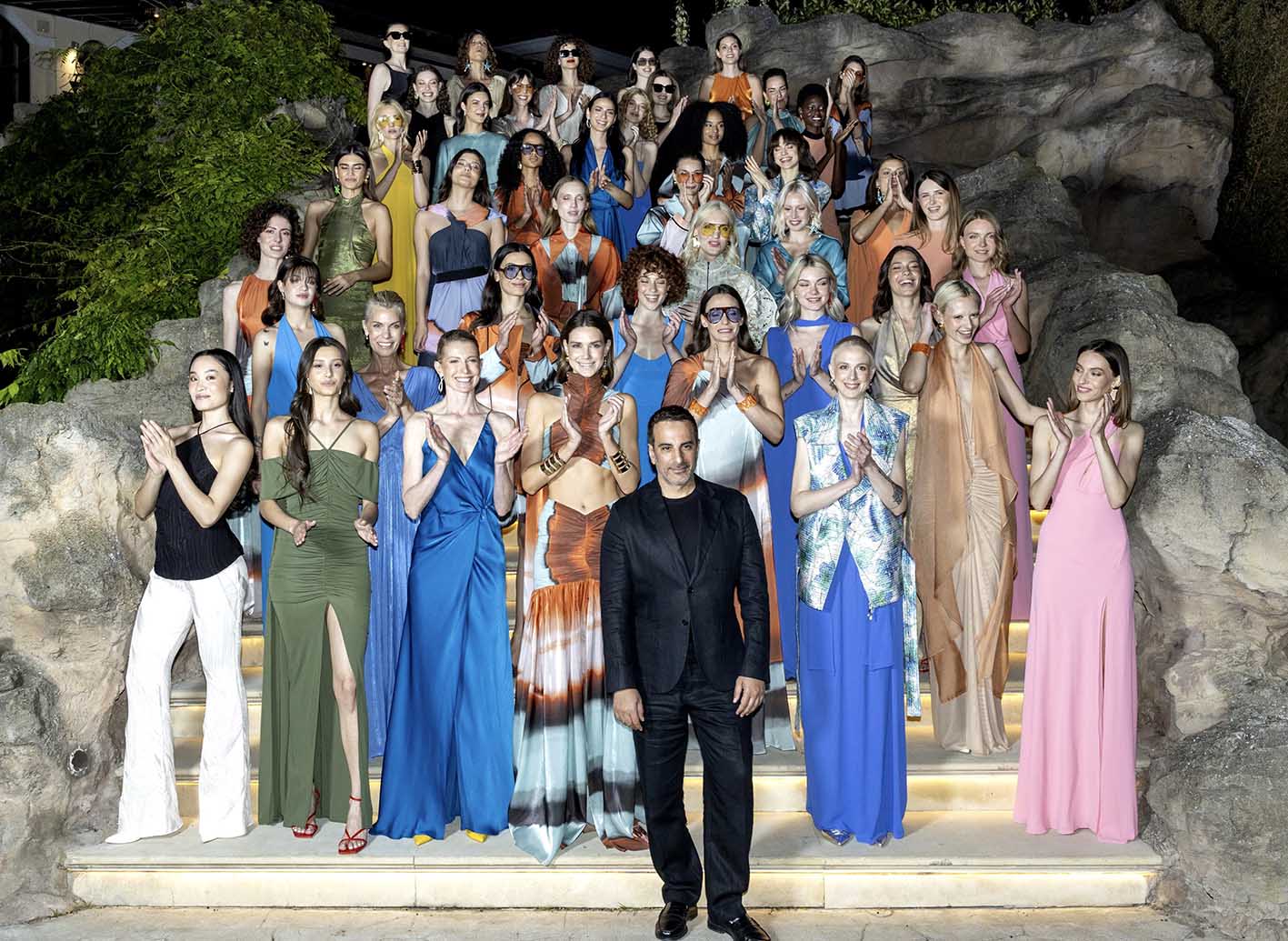 Και η καθιερωμένη φωτογραφία του Fashion designer Στέλιου Κουδουνάρη αμέσως μετά τη λήξη του runaway για την Άνοιξη Καλοκαίρι 2026 στη Θεσσαλονίκη.