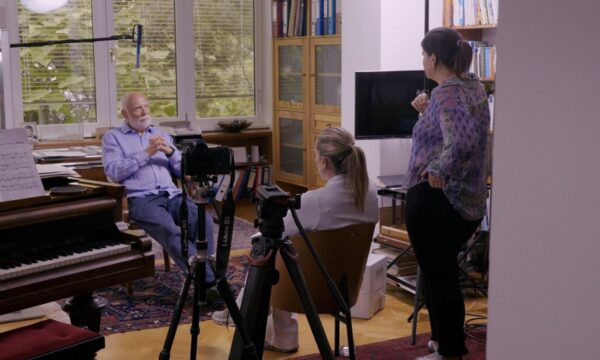 «Στο χιλιοστό»: Καινούργια σειρά ντοκιμαντέρ από τις Ελένη Βαρβιτσιώτη και Βικτώρια Δενδρινού για τις εξελίξεις του 2015