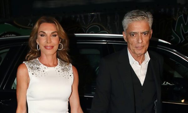Τατιάνα Στεφανίδου: Η κομψή παρουσία με το λευκό mini φόρεμα στο πάρτι του Κωνσταντίνου Αργυρού