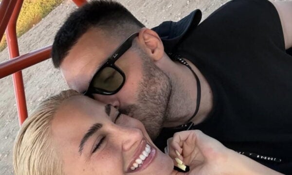 Ιωάννα Τούνη: Καταγράφει τον σύντροφό της να παίζει με τον γιο τους, Πάρη, στην πισίνα – Βίντεο