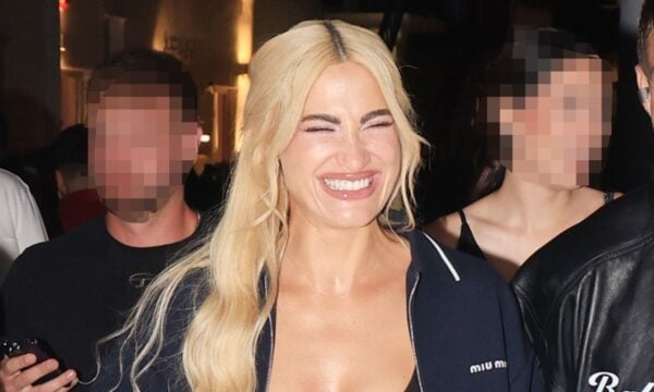 Ιωάννα Τούνη: Με τζιν εμφάνιση και εντυπωσιακό σακάκι στη Μύκονο
