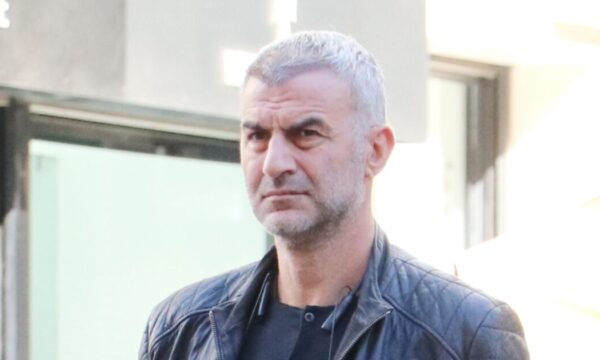 Γωγώ Μαστροκώστα: Η συγκλονιστική ανάρτηση – «Ο Τραϊανός Δέλλας έφευγε με την τελευταία πτήση για Αθήνα και γύριζε το πρωί άυπνος»