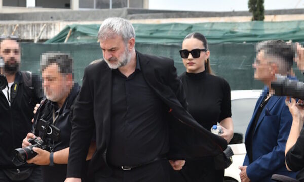 Αποχαιρετισμός Γωγώς Μαστροκώστα: Ο Τραϊνός Δέλλας κρατά τρυφερά το χέρι της κόρης Βικτώριας στην κηδεία