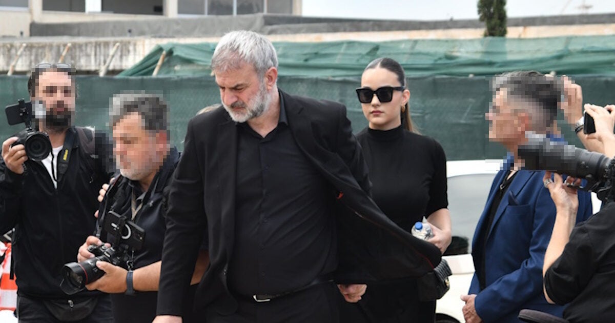 Αποχαιρετισμός Γωγώς Μαστροκώστα: Ο Τραϊνός Δέλλας κρατά τρυφερά το χέρι της κόρης Βικτώριας στην κηδεία