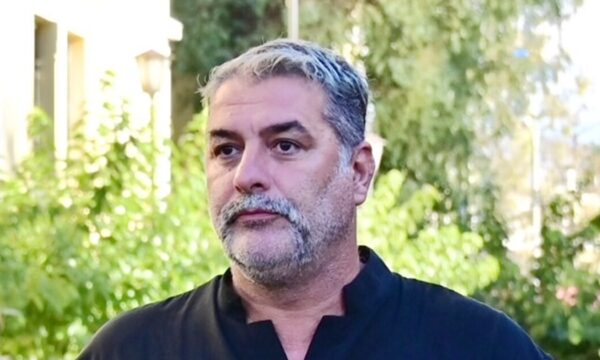 Βασίλης Μπισμπίκης: «Με κατασπάραξαν – Η τέχνη, η Δέσποινα Βανδή και οι αγαπημένοι μου με στηρίζουν»