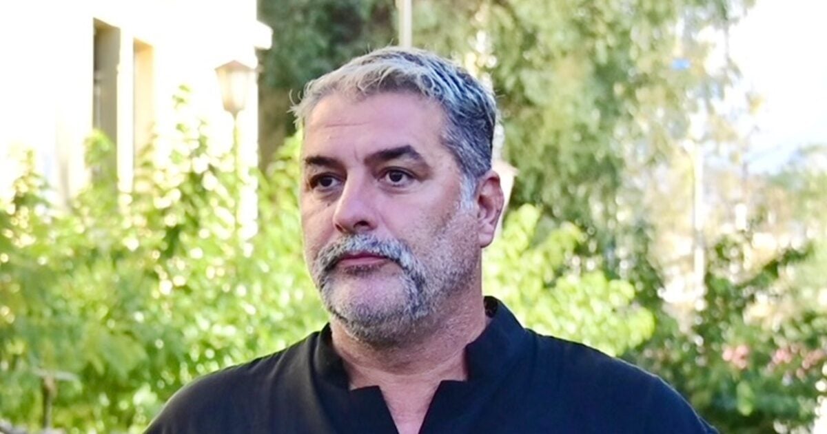 Βασίλης Μπισμπίκης: «Με κατασπάραξαν – Η τέχνη, η Δέσποινα Βανδή και οι αγαπημένοι μου με στηρίζουν»