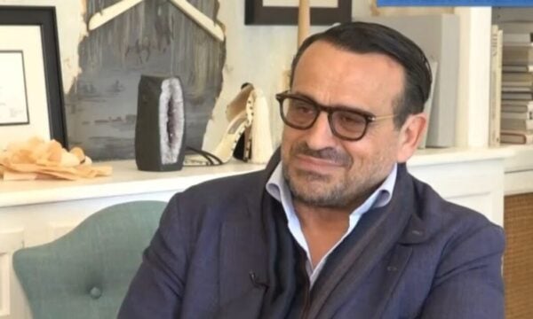 Βασίλης Ζούλιας: «Η είσοδος στο βιβλίο του “Emily in Paris” επισφράγισε τη συνεργασία»