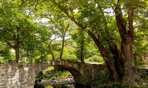 Μόλις 1 ώρα και 20 λεπτά από τη Θεσσαλονίκη: Πράσινα τοπία, γαλήνια ατμόσφαιρα και ένας μυστικός καταρράκτης