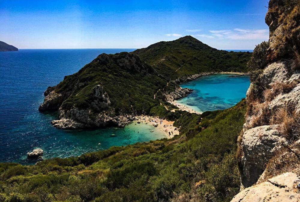 Η ελληνική ακτή που κατατάχθηκε στις 50 κορυφαίες της Ευρώπης αλλά απαιτεί 40 λεπτά για να την προσεγγίσεις