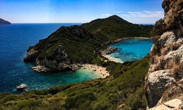 Η ελληνική ακτή που κατατάχθηκε στις 50 κορυφαίες της Ευρώπης αλλά απαιτεί 40 λεπτά για να την προσεγγίσεις
