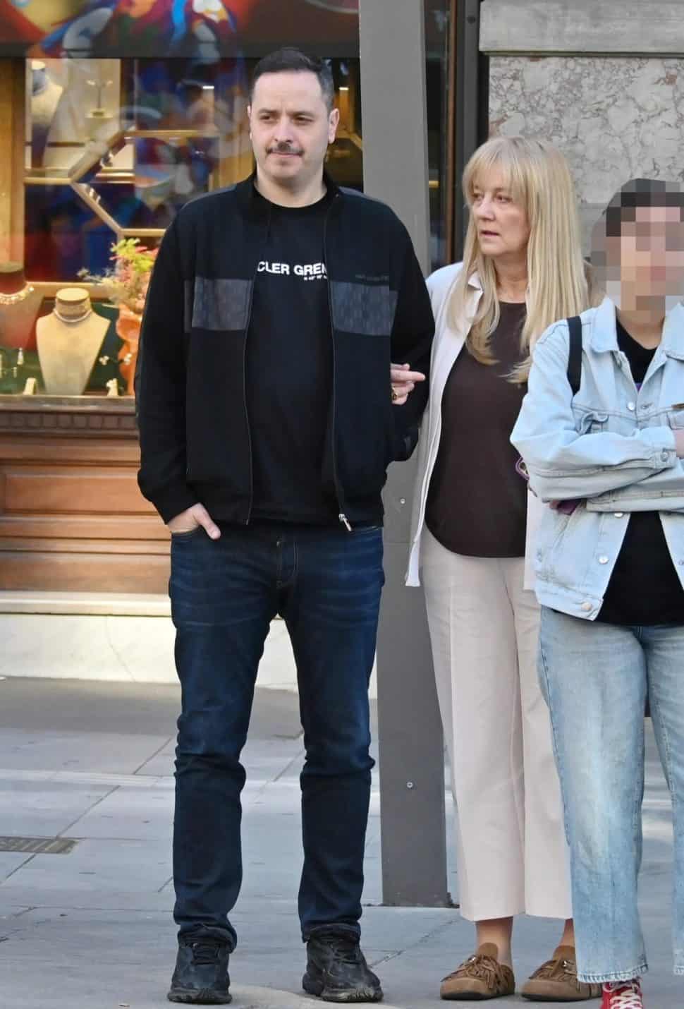 Αλέξανδρος Τσουβέλας: Γνωρίστε την εντυπωσιακή σύντροφο του κωμικού – Βόλτα στο κέντρο της Αθήνας