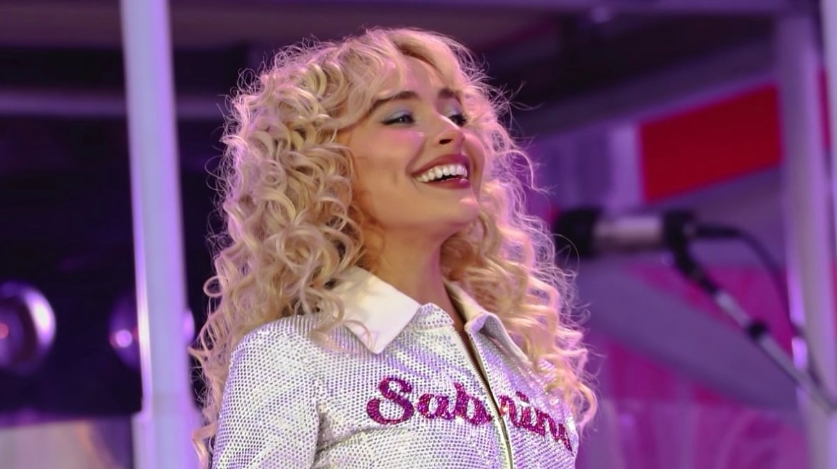 Sabrina Carpenter: Τα κρόσσια στα look της πρωταγωνιστούν ή απλώς συμμετέχουν