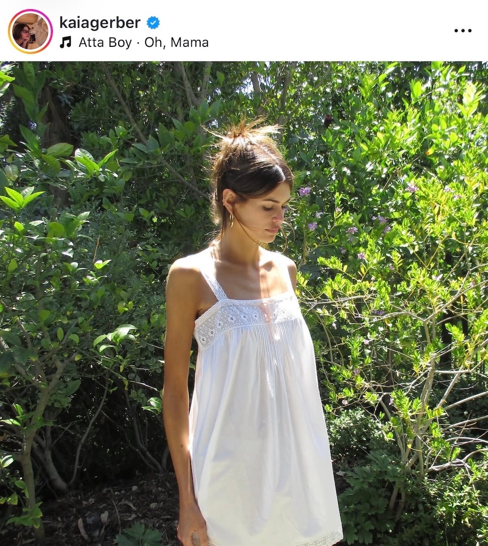 Κάια Γκέρμπερ: Το granny nightie είναι εμπνευσμένο από το φόρεμα ύπνου των γιαγιάδων και είναι η νέα τάση