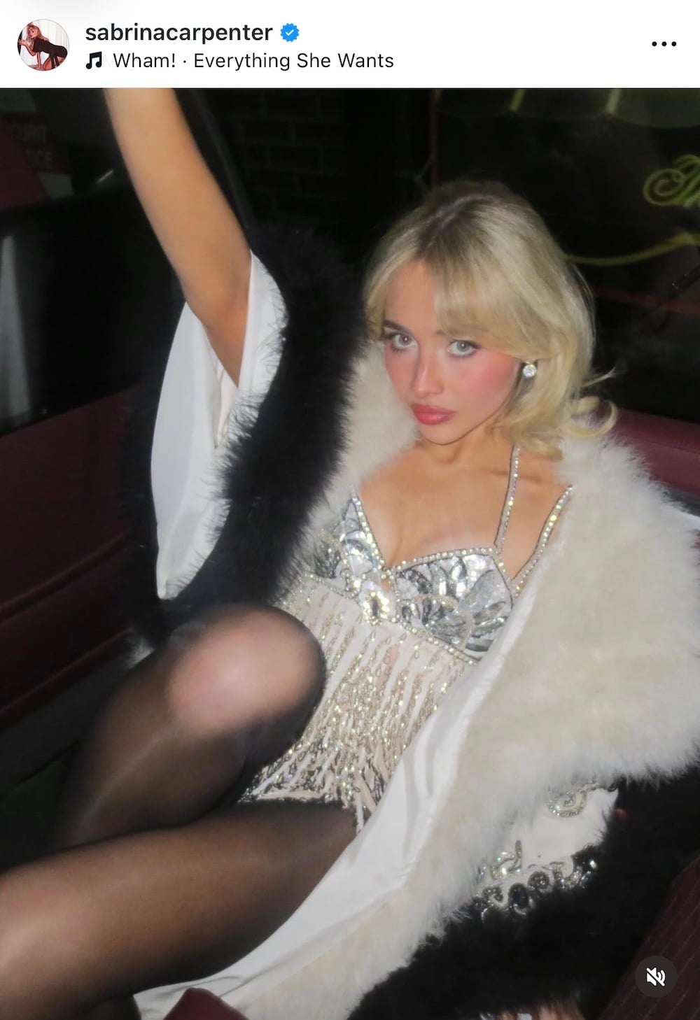 Sabrina Carpenter: Τα κρόσσια στα look της πρωταγωνιστούν ή απλώς συμμετέχουν