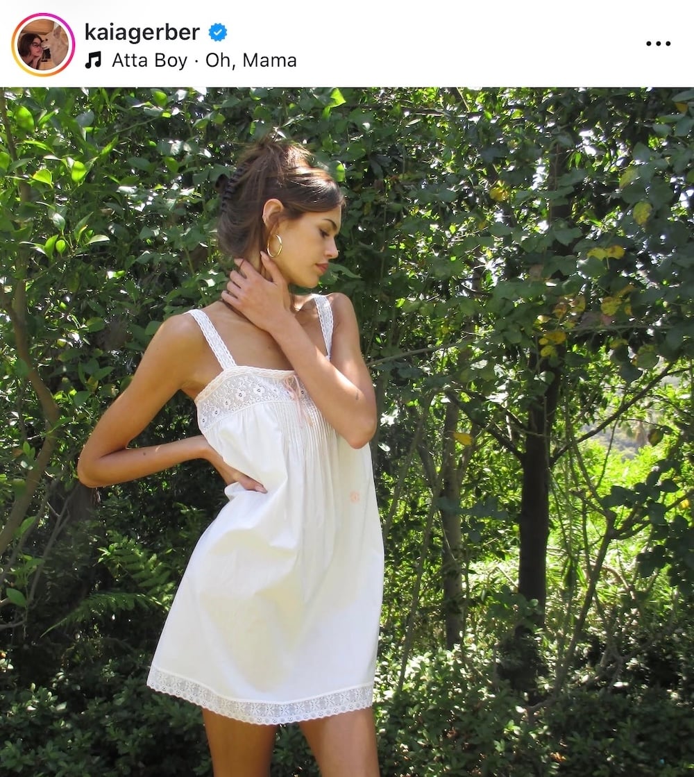 Κάια Γκέρμπερ: Το granny nightie είναι εμπνευσμένο από το φόρεμα ύπνου των γιαγιάδων και είναι η νέα τάση