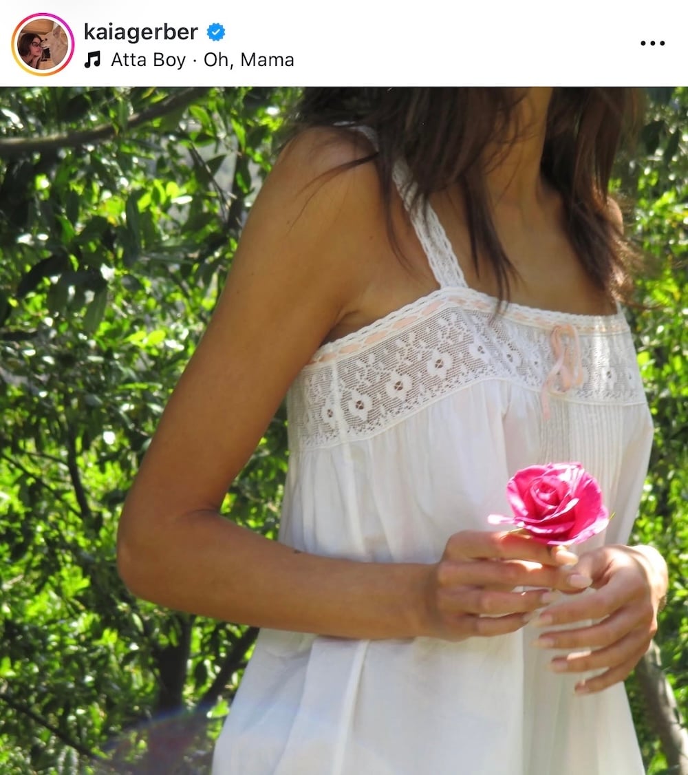 Κάια Γκέρμπερ: Το granny nightie είναι εμπνευσμένο από το φόρεμα ύπνου των γιαγιάδων και είναι η νέα τάση