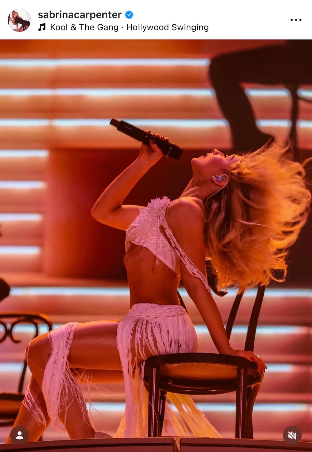 Sabrina Carpenter: Τα κρόσσια στα look της πρωταγωνιστούν ή απλώς συμμετέχουν