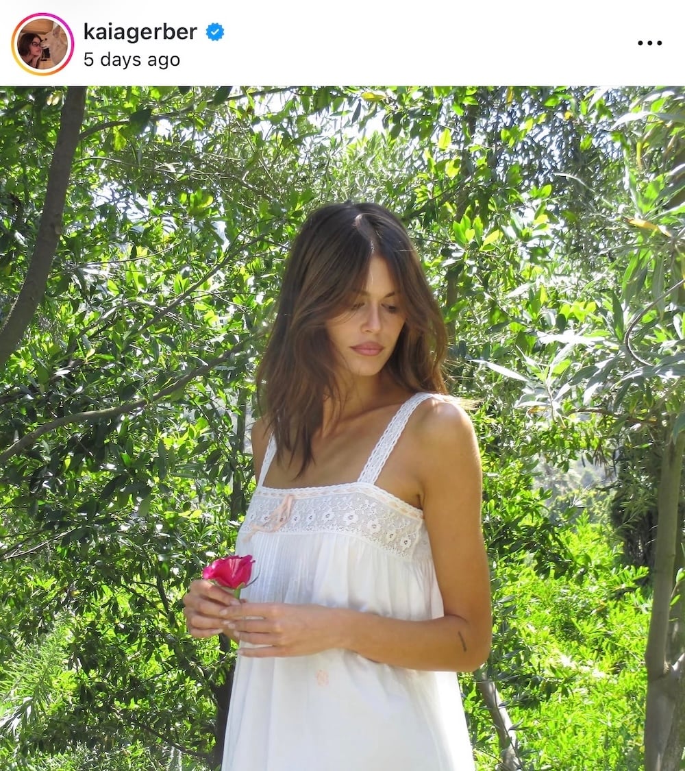Κάια Γκέρμπερ: Το granny nightie είναι εμπνευσμένο από το φόρεμα ύπνου των γιαγιάδων και είναι η νέα τάση