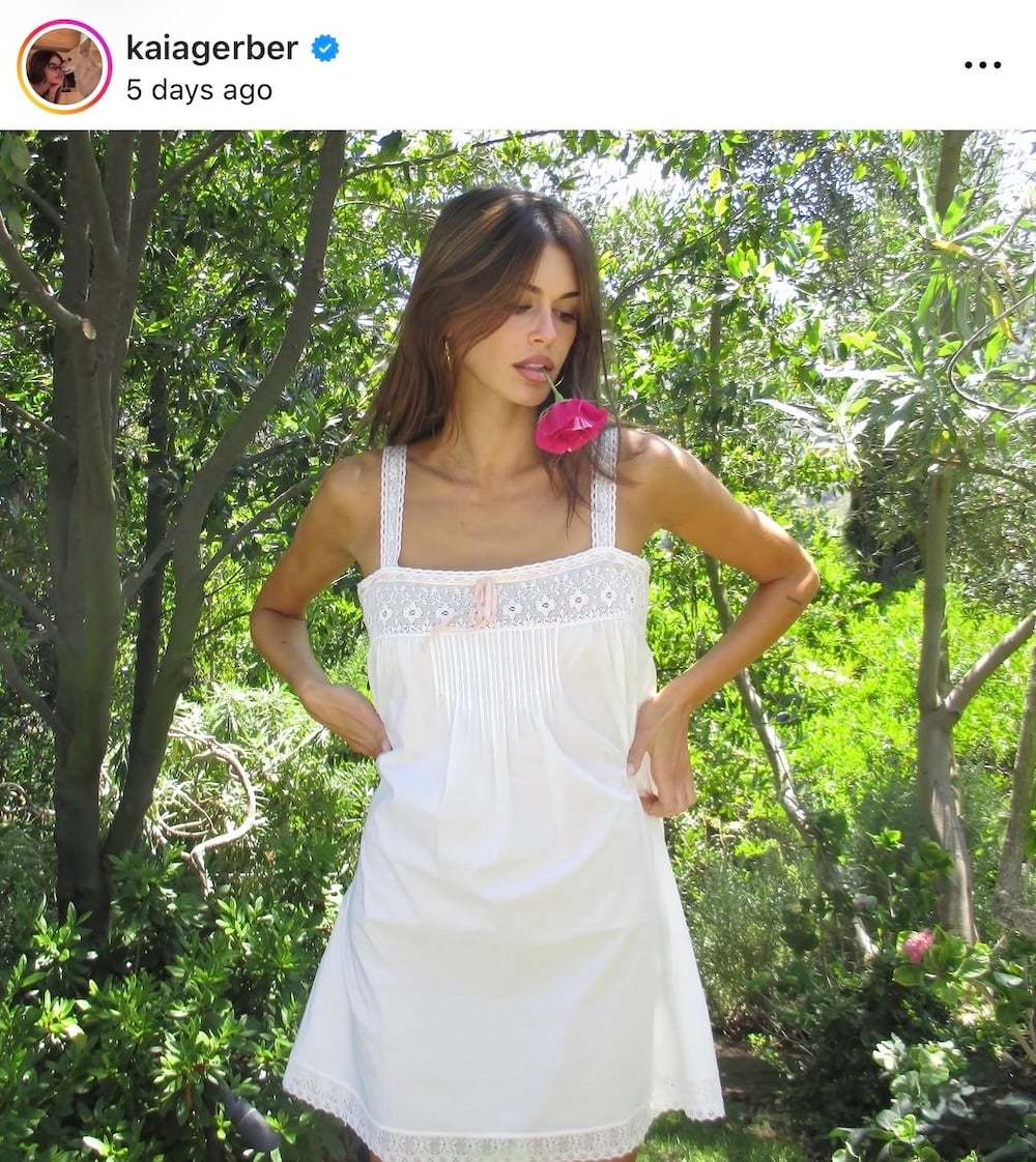 Κάια Γκέρμπερ: Το granny nightie είναι εμπνευσμένο από το φόρεμα ύπνου των γιαγιάδων και είναι η νέα τάση