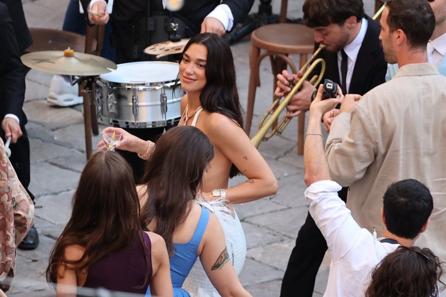 Dua Lipa και Callum Turner: Έναρξη του γαμήλιου πάρτι τους στο Παλέρμο – Αποκλειστικές εικόνες