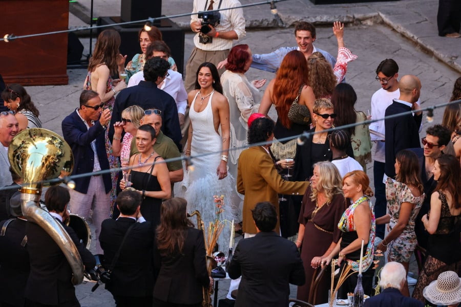 Dua Lipa και Callum Turner: Έναρξη του γαμήλιου πάρτι τους στο Παλέρμο – Αποκλειστικές εικόνες
