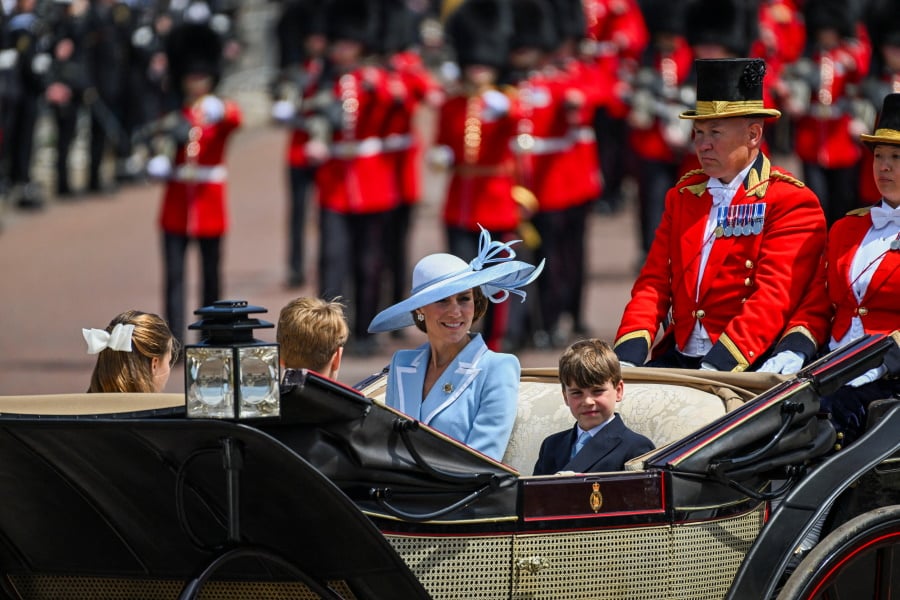 Trooping the Colour 2026: Η εντυπωσιακή παρέλαση για τα γενέθλια του βασιλιά Καρόλου – Η λαμπερή παρουσία της Kate Middleton