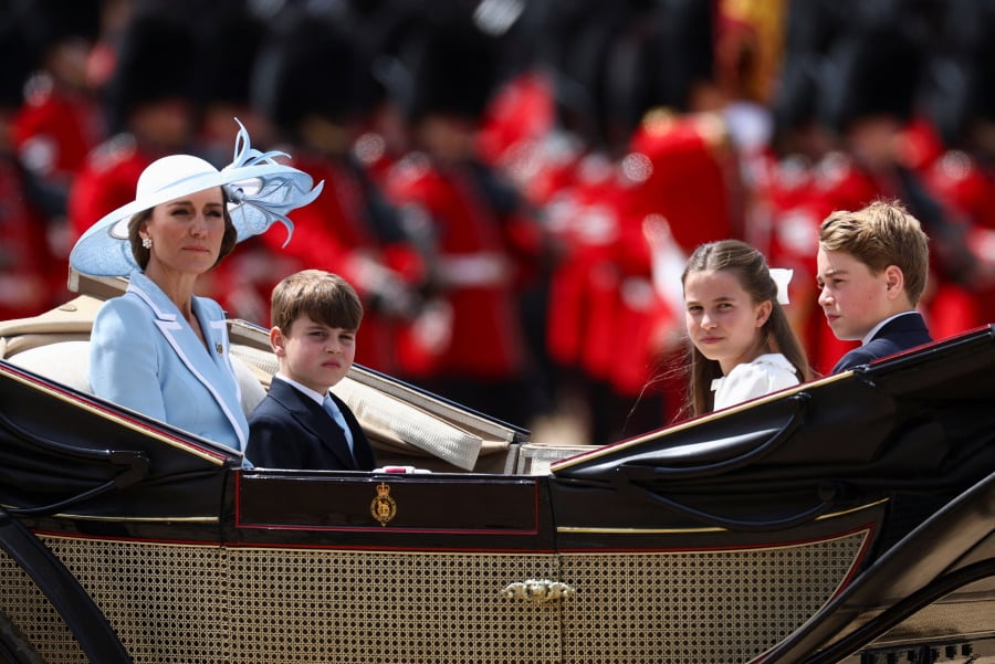Trooping the Colour 2026: Η εντυπωσιακή παρέλαση για τα γενέθλια του βασιλιά Καρόλου – Η λαμπερή παρουσία της Kate Middleton
