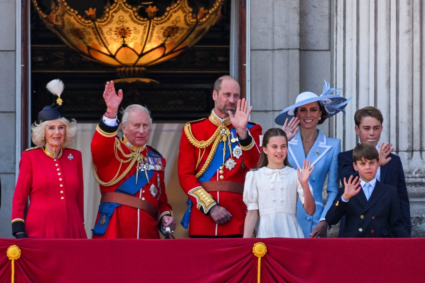 Trooping the Colour 2026: Η εντυπωσιακή παρέλαση για τα γενέθλια του βασιλιά Καρόλου – Η λαμπερή παρουσία της Kate Middleton