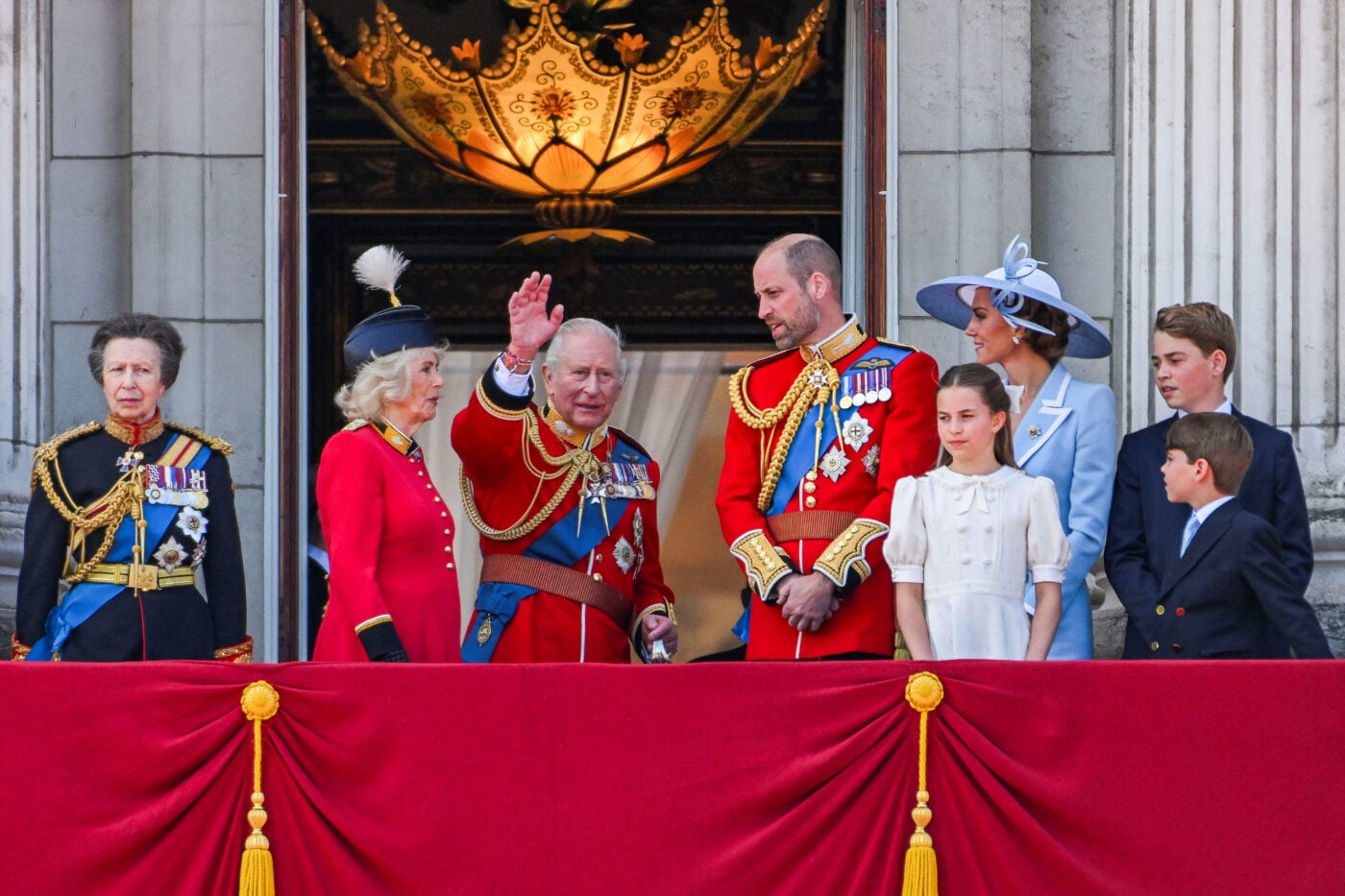 Trooping the Colour 2026: Η εντυπωσιακή παρέλαση για τα γενέθλια του βασιλιά Καρόλου – Η λαμπερή παρουσία της Kate Middleton