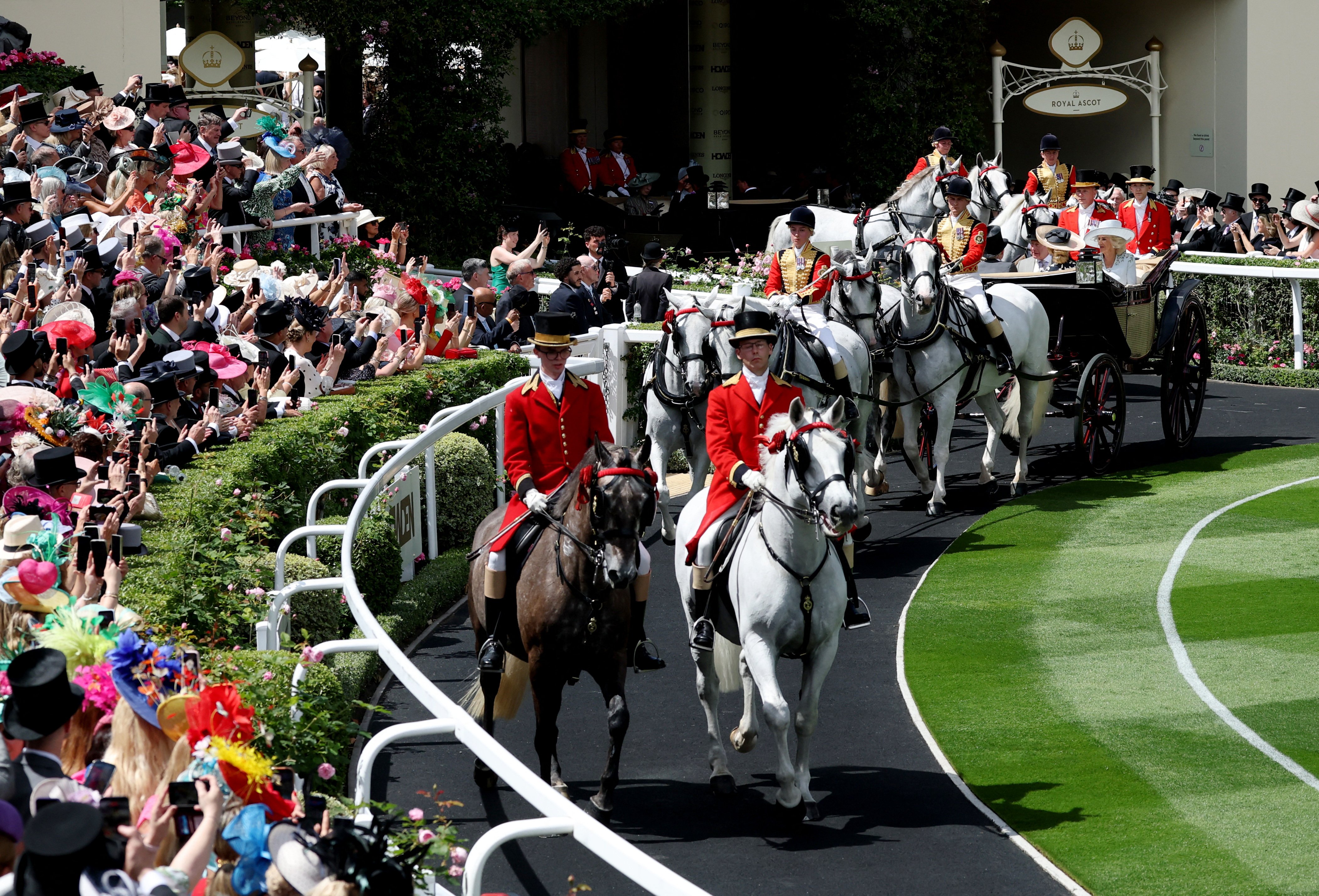 Royal Ascot 2026: Ο βασιλιάς Κάρολος και η βασίλισσα Καμίλα άνοιξαν τη διοργάνωση της βρετανικής σεζόν