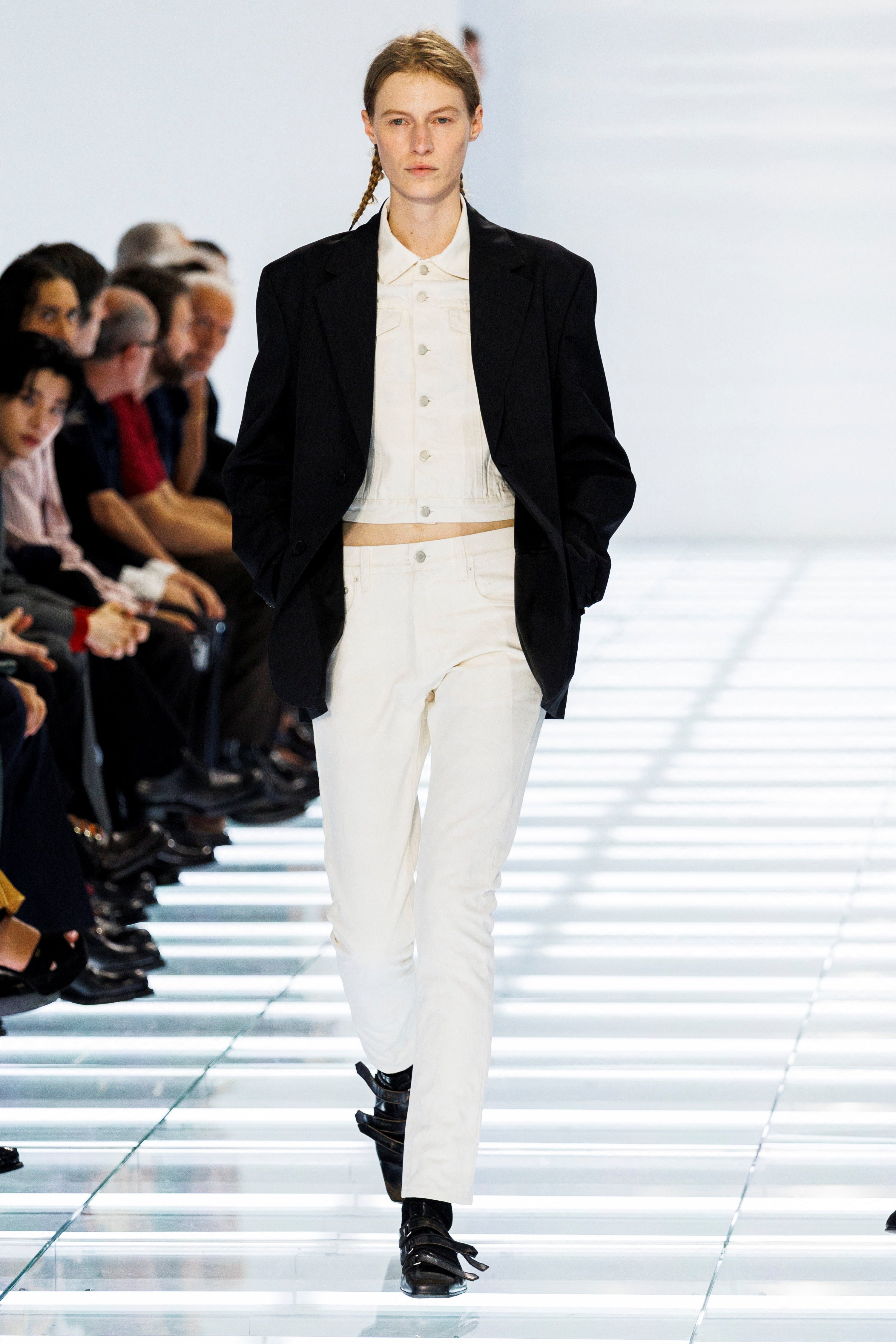 Prada SS27: Η ανδρική σιλουέτα γίνεται πιο χρωματιστή, τολμηρή και σύγχρονη