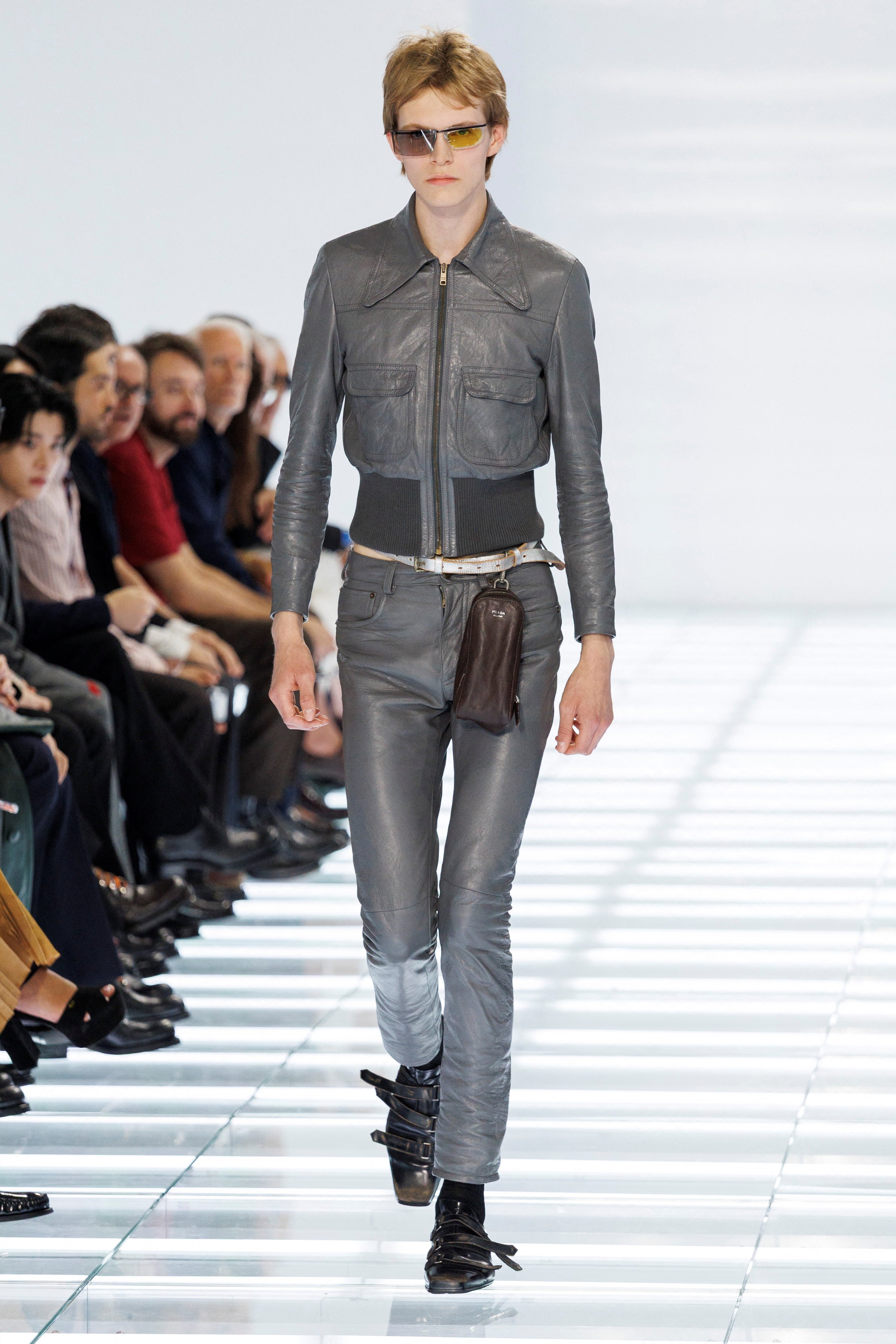 Prada SS27: Η ανδρική σιλουέτα γίνεται πιο χρωματιστή, τολμηρή και σύγχρονη