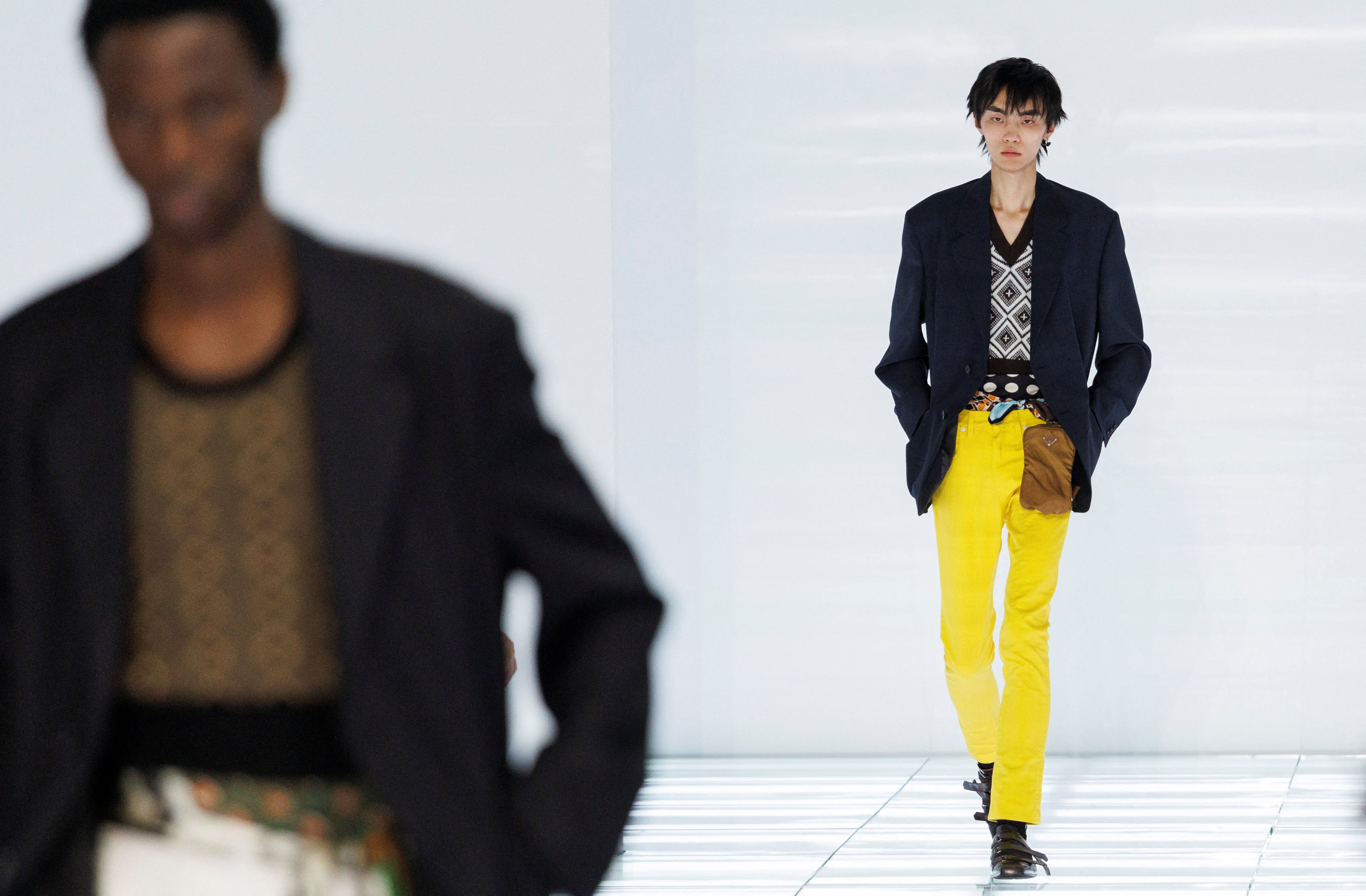 Prada SS27: Η ανδρική σιλουέτα γίνεται πιο χρωματιστή, τολμηρή και σύγχρονη
