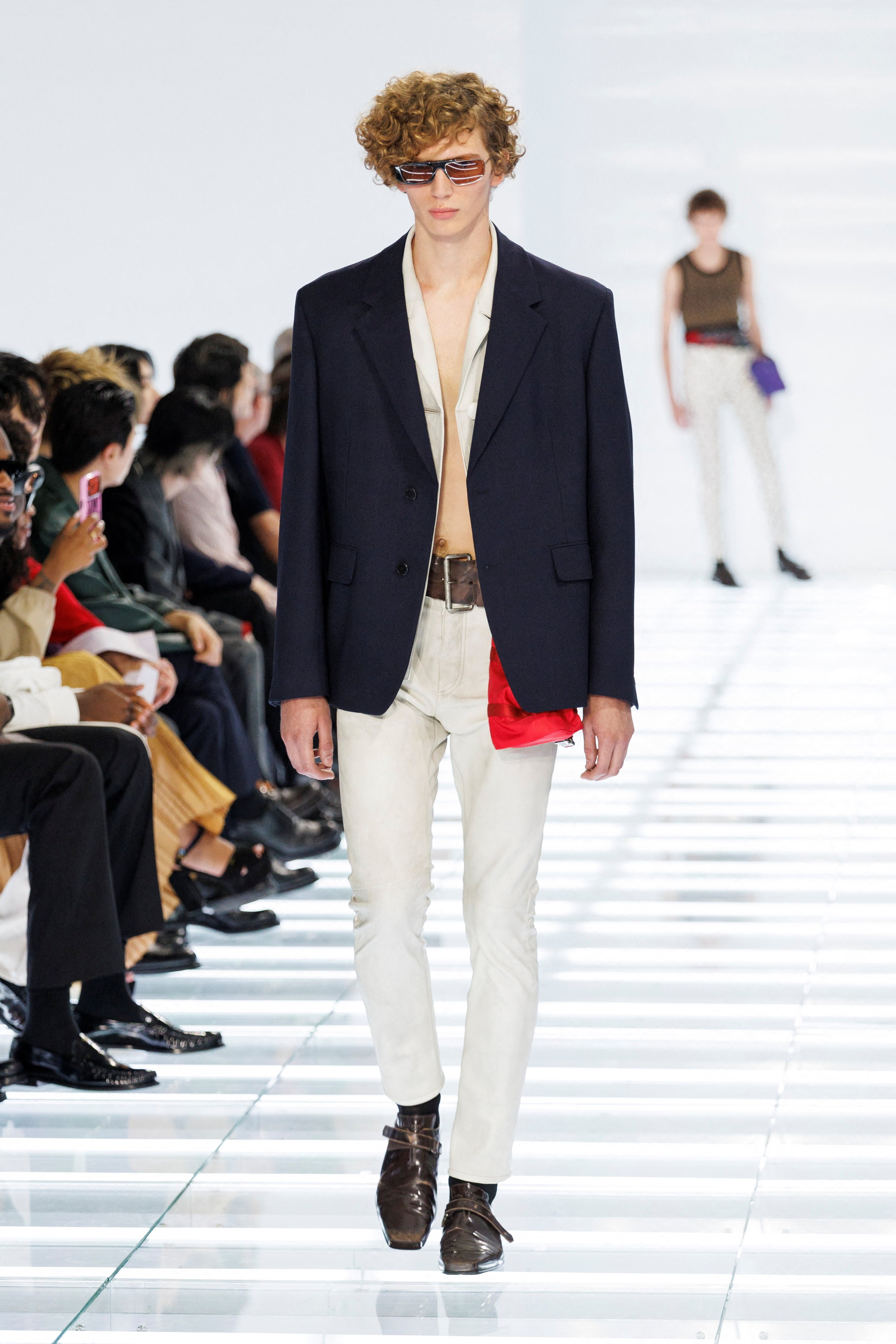 Prada SS27: Η ανδρική σιλουέτα γίνεται πιο χρωματιστή, τολμηρή και σύγχρονη