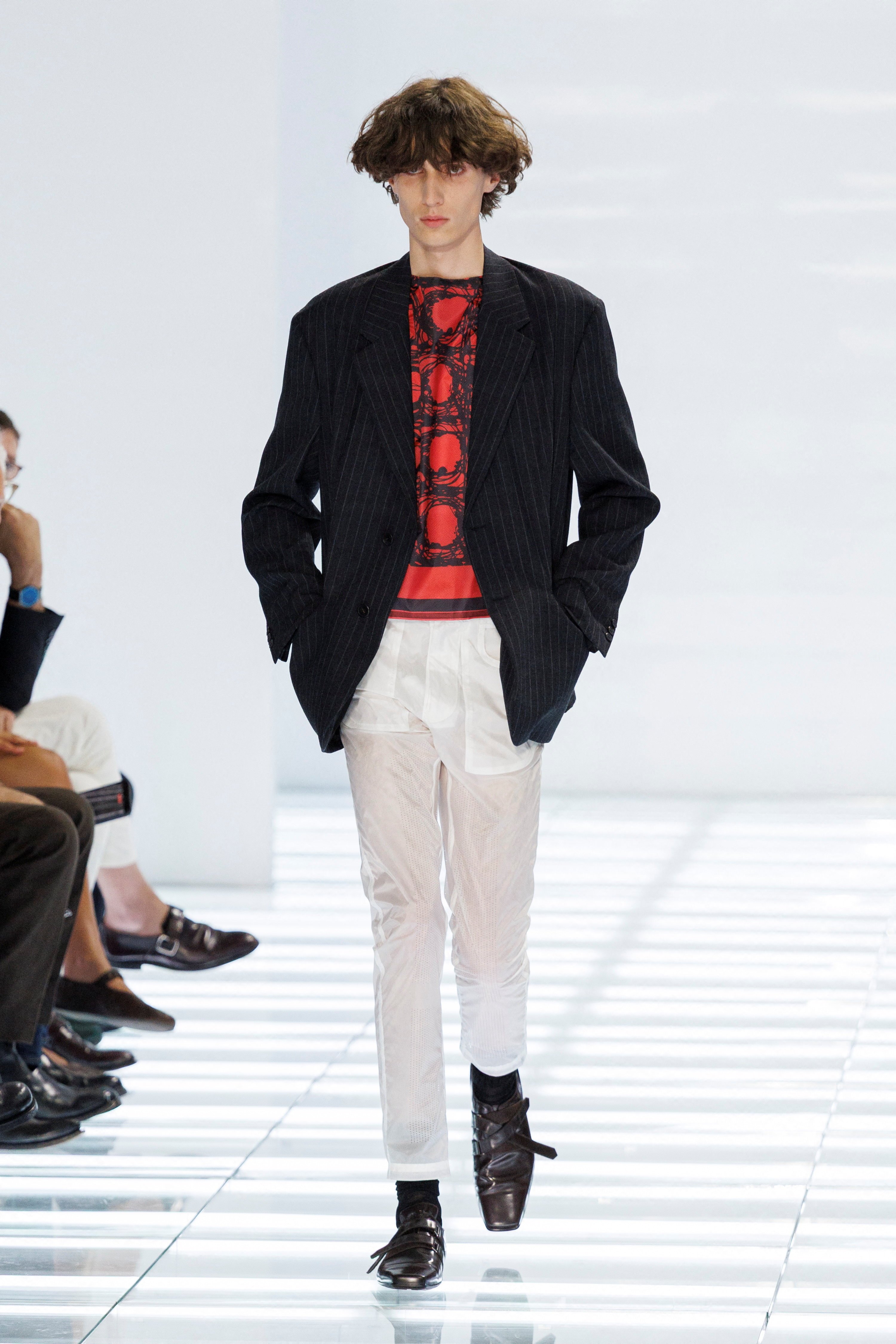 Prada SS27: Η ανδρική σιλουέτα γίνεται πιο χρωματιστή, τολμηρή και σύγχρονη