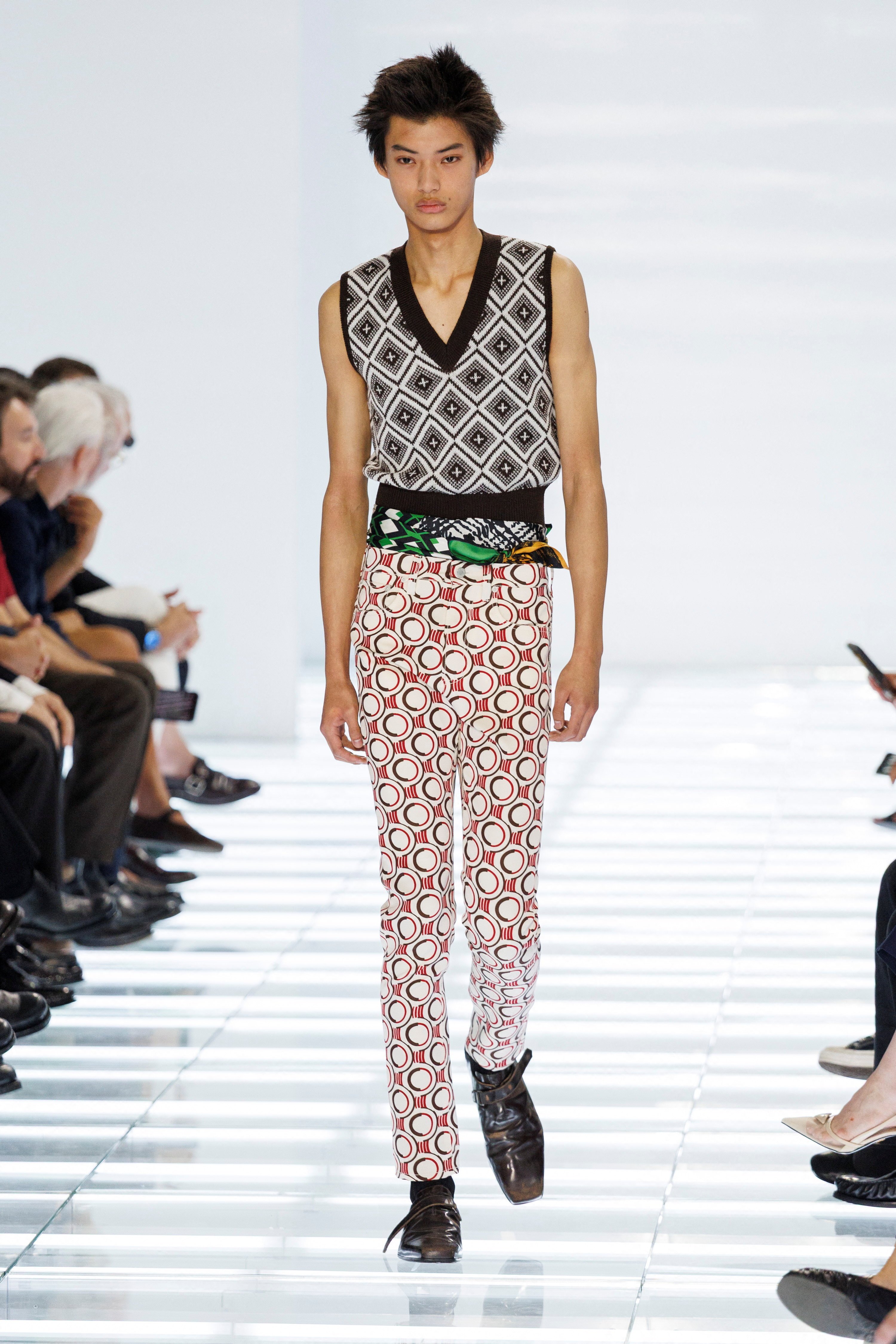 Prada SS27: Η ανδρική σιλουέτα γίνεται πιο χρωματιστή, τολμηρή και σύγχρονη
