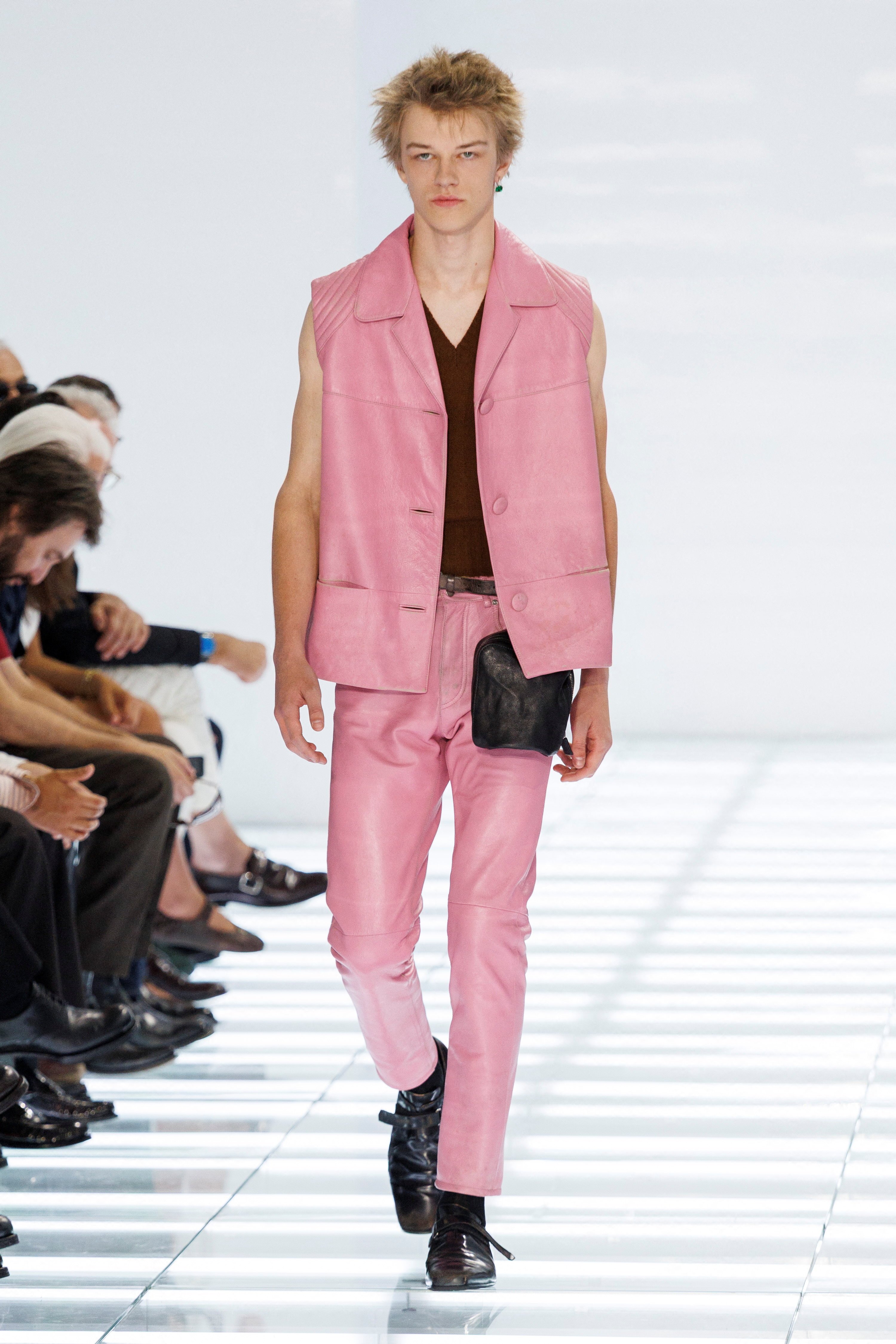 Prada SS27: Η ανδρική σιλουέτα γίνεται πιο χρωματιστή, τολμηρή και σύγχρονη