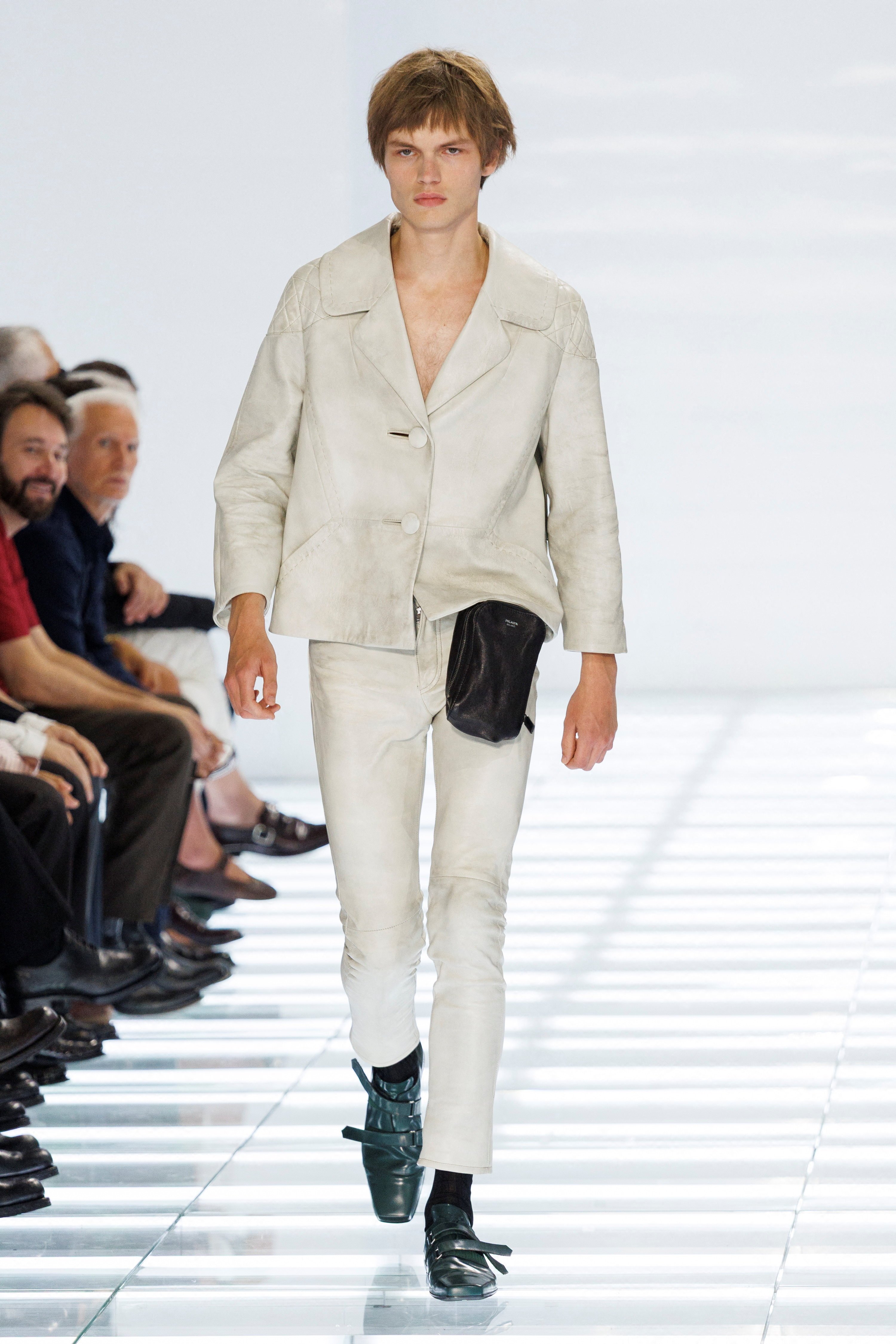 Prada SS27: Η ανδρική σιλουέτα γίνεται πιο χρωματιστή, τολμηρή και σύγχρονη