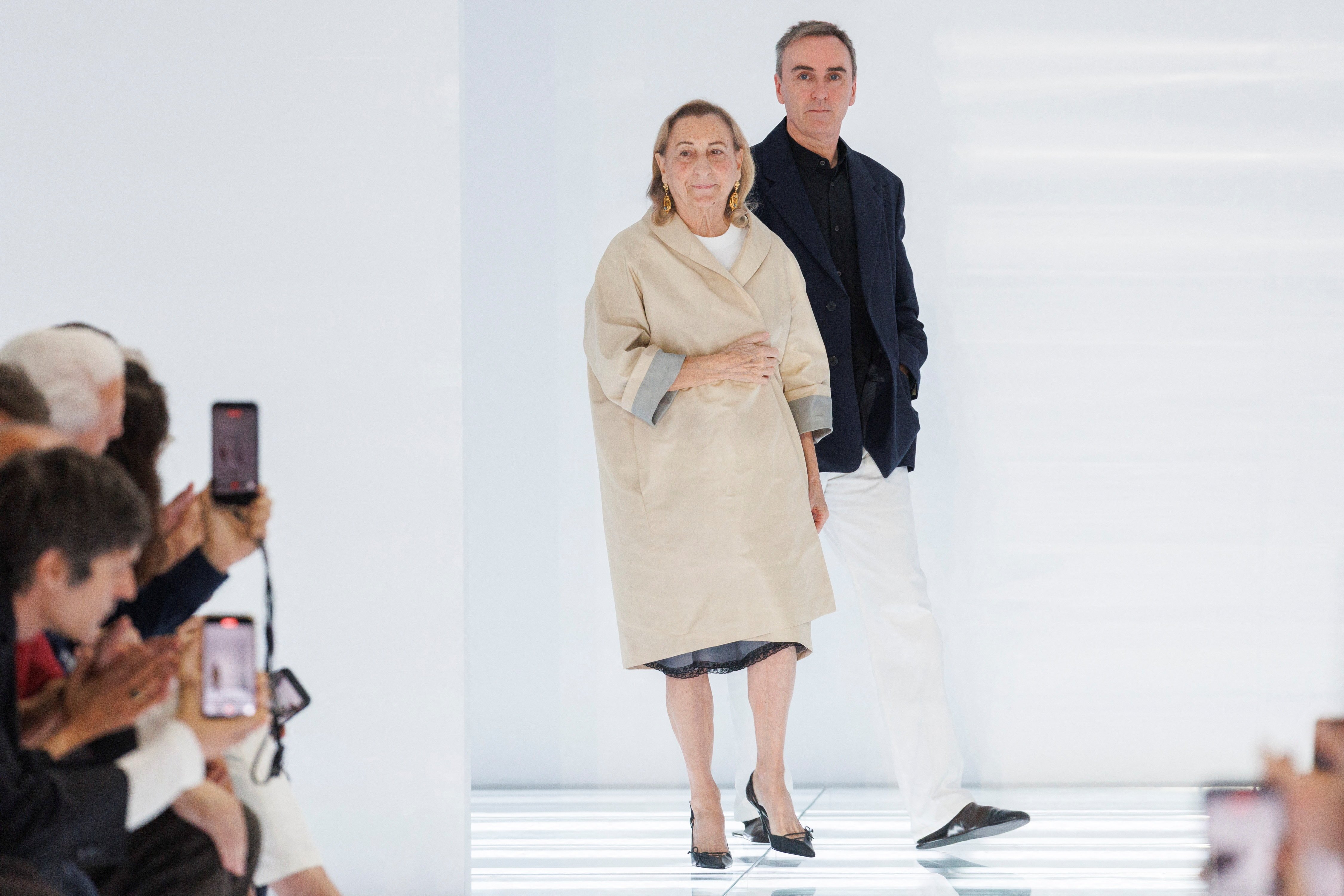 Prada SS27: Η ανδρική σιλουέτα γίνεται πιο χρωματιστή, τολμηρή και σύγχρονη